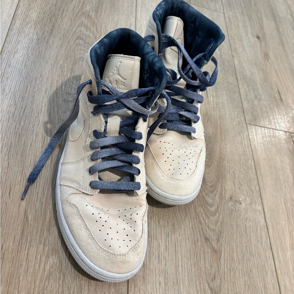 Nike air Jordan Women's High-Top Sneakers in Cream and Navy
